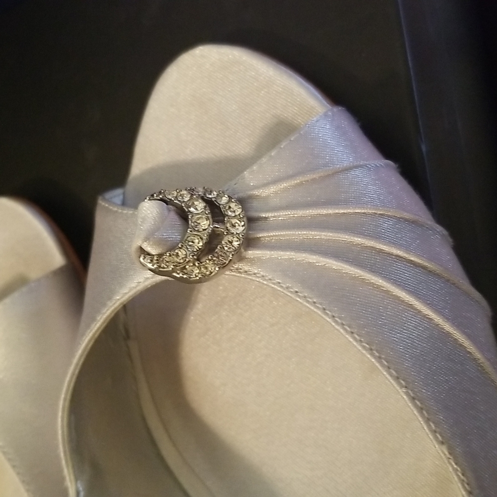 Nina silver satin shoes in 7 1/2 M
